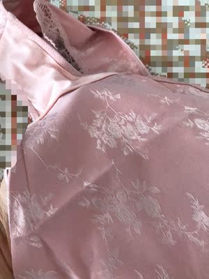 感觉买大了。小一码应该也能穿。 感觉买大了。小一码应该也能穿。