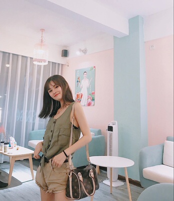 军绿色颜色很正 有点帅气，搭短裤一套买的  上身超级瘦~男朋友一直说好看好看，开心死了 哈哈