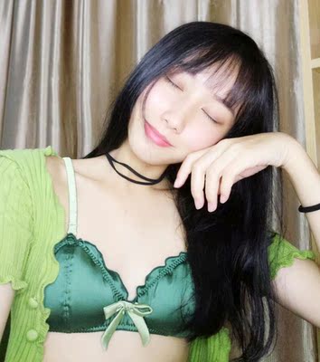 质量挺好的，颜色好看百搭显白衬肤色，丝绸的面料柔软舒适穿着舒服透气，满意