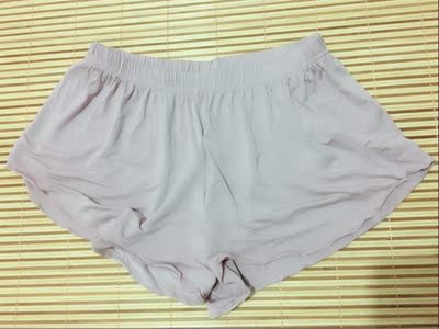 睡衣质量很好，布料柔软舒适，摸着冰冰凉凉的感觉，很好看，穿着也舒服，特别喜欢。价格实惠，很满意。