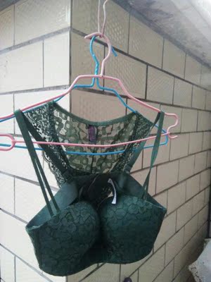 这个内衣套装特别好看，而且内衣特别舒服，非常棒，一直想买一款聚拢型的内衣，这个店买了不同的两套 两个款式都不错 花纹精致 试穿没有不舒服 送的内内也好看 一套这个价值的买 以后内衣可以都这买了