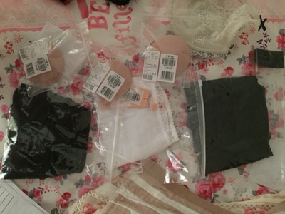 买了四件文胸，三条内裤，文胸都很舒服哦！内裤看着好大🙈可是我下半身胖，没办法😳