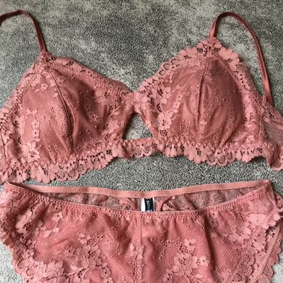 包装的很用心，发货也快～  这个颜色我超级喜欢！！  里衬的面料很舒服，小裤上也贴着防脏的那种贴  挺满意的  喜欢喜欢！！！！！！！！！！，，，，，，，，，，，，，，，，，，，，，，，，，，，，，，，，，，，，，，，，，，，，，，，