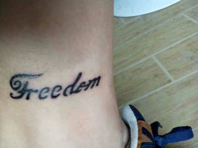 效果很好，跟纹的纹身一样，2小时和24小时的效果，洗澡不用担心他会掉色，(时间久了会褪色的)，如果有想纹纹身的小伙伴可以先用这个试一下，不要头脑发热去纹一个，到时候后悔都来不及。