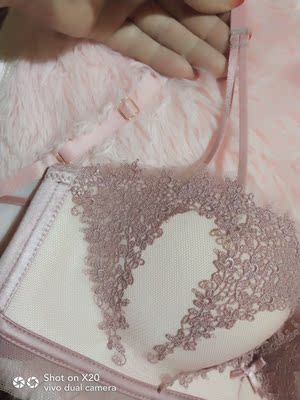 宝贝收到了，试穿了一下，面料舒适，半杯型的，穿着很聚拢，杯面是刺绣蕾丝的，很细致，优雅，收副乳效果很好，内杯有细孔穿着透气，粉色的很有少女情怀，非常满意！