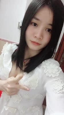 很性感的深V领，里面穿比基尼?非常性感！！！赞赞！！！