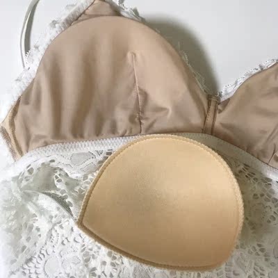 好舒服的，蕾丝又柔软亲肤，店家还推荐了这款胸垫配，很不错，不怕凸点了呢,质量不错，很喜欢，希望一直出这样的好款式