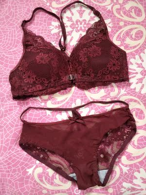 以前都是在连锁店买内衣。最近实在是太忙了没时间逛街，才选择网购的，本来也没抱多大期待的。想着有运险费如果穿着效果不好，退了就行了。没想到穿着舒服又聚拢，比我买的一百多的内衣效果还好，我是第一次穿这种前扣的内衣，没想到效果这么好，买之前看了评论有的说聚拢效果不好，我还是买了没让我后悔。收到快递拆包之后第一眼还算满意;用温水洗发现没有掉色就觉得比较满意;衣服晾干穿在身上发现衣服稍微小了一点但是早上赶时间就没换，当时想着先将就穿一天吧，但是一整天下来没有感觉半点不适，身上也没有任何嘞痕，感觉比实体店买的还好，内心非常满意。发货快，性价比高，建议购买！