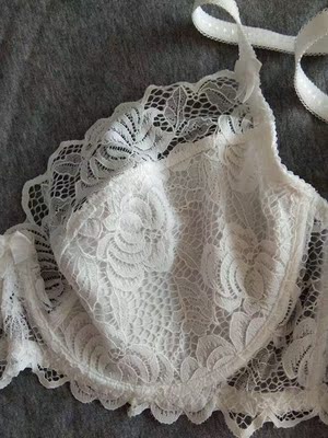 目前最满意的款式  薄 非常适合夏天穿哦 尤其天热的时候 就是如果穿比较贴身的衣服又不贴乳贴的话会凸点 不想贴乳贴的话就要穿不贴身不透的上衣 而且洗完晾的话很快就干了 他的蕾丝巨好看的 