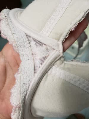 6.18应为活动优惠买了三个文胸,结果收到一个是明显穿过旧的,要求退货后不能扣除我优惠部分的钱并邮费商家承担。客服说退了重拍,但我选的款式没有要的号了。协商下来说只有再买才会退回优惠的钱,快递也要我先支付,稍后退还给我,然而并没有。作为品牌的旗舰商城这样做觉得太不合理,毕竟不是我的原因要求退货的,而是你们居然拿人家穿过的内衣再次销售而导致退货的,以后再也不会购买这店的商品了。 6.18应为活动优惠买了三个文胸,结果收到一个是明显穿过旧的,要求退货后不能扣除我优惠部分的钱并邮费商家承担。客服说退了重拍,但我选的款式没有要的号了。协商下来说只有再买才会退回优惠的钱,快递也要我先支付,稍后退还给我,然而并没有。作为品牌的旗舰商城这样做觉得太不合理,毕竟不是我的原因要求退货的,而是你们居然拿人家穿过的内衣再次销售而导致退货的,以后再也不会购买这店的商品了。