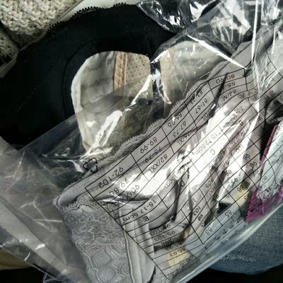 不喜欢，毕竟价钱在那 商家卖的紫色内衣却变成灰色的 这色差不是一般大