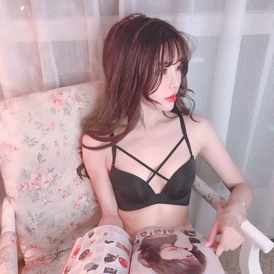 没听客服劝买小号，因为自己平时大部分买的75B这次也是，怪不得平时内衣穿了就跑上去了，还空杯。买大号了。有几点，一个材质真的是特舒服的，舒服的完全不像内衣很惊讶，不喜欢穿内衣，怕勒的人这个穿起来会很合适。其次前面的带子设计太性感了，会显得胸上肉突出，内衣还是挺收肉的，毕竟买大了俩号这种聚拢程度也难得了，而且没有空杯。只不过号大了，换成70A应该更显大，不跑杯了。表面很光滑很有质感。