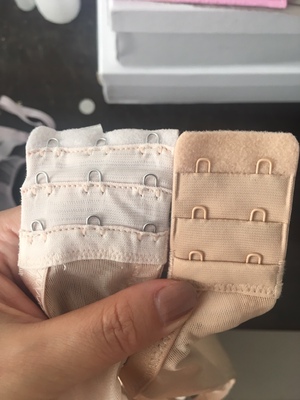 之前买过同一链接的带花纹的那种，这次定的不带花纹的，以为除了花纹其他一模一样~但是到手发现诸多不一样。肉色颜色深很多，网纱面料略粗糙，肩带似乎没有以前的防滑效果，搭扣有三排三口变成三排两扣，背后设计也不是U型，变成了一样的一字型。两手拽着穿衣时，钢圈会发出摩擦的声音。比起之前，这次购物略失望。但是，相对来说钟情于他家内衣，快递速度超级快，还是好评。