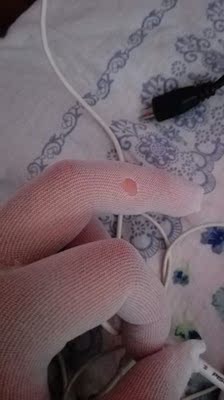 验货没注意，是残次品，不撑开看不出来。