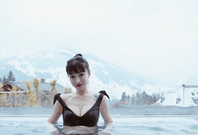 很好，无色差，和描述图一样。  颜色是浅肤色，基本不透肤。质地非常丝滑，穿着舒适透气。做工可以，质量也很好。  尺码合适，弹性很好。拉链要是用隐形的，再加长一些就更好了。包装是简装的。  物美价廉，好评，推荐！