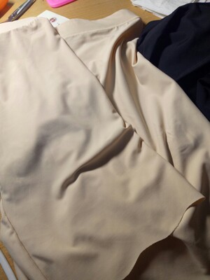 打底裤衣服非常满意，面料很光滑，穿上很舒服凉凉的很好，夏天穿很棒，也不卷边，弹性也大。推荐给大家，超级好，好评。