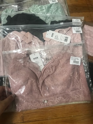 买了很多件他们家的内衣，第一次买，因为大胸很不容易买到喜欢的又比较好看的，很多大胸的内衣款式颜色都很老气，但这家都是一些很清新的颜色，适合年轻MM。质量也都非常好，手感很不错，也买了几件送妈妈，妈妈也是很喜欢。家居服和老公买的情侣款，老公也满意。客服19，客服21两位MM都特别好，祝卖家生意兴隆！