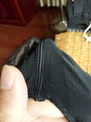 什么鸡儿神裤 要穿了才发现后面有这么大的勾丝 还有一个洞 我真的是