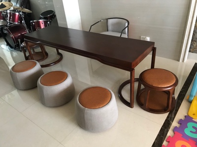 1.实物跟图片完全不是一个颜色 客服说是拍照色差 具体是不是色差 大家自己看照片吧。2.桌子不厚实 地下是空的 不是整块厚板 3.整体晃动感比较强 感觉支架会散 不小心碰到一下角都感觉会断。4.表面的油漆是那种哑光的封闭漆 比较厚 不像图片那样木头的纹路清晰。5.到底是不是进口白蜡木暂时不能确定 不过木头是实木。6.铁的那把椅子掉漆严重 不知道是物流原因还是什么原因，店家答应上门修补，不过暂时还没上门来。