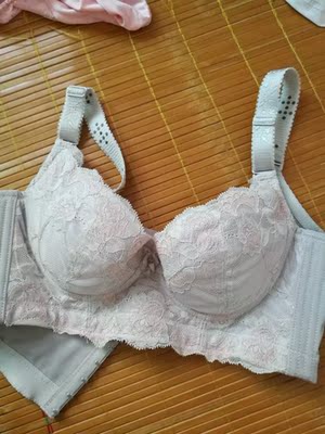 包装很好   还送了量尺寸的    穿的时候有点小毛病   问了客服   客服很耐心的解释    客服很好     总得来说很好啦