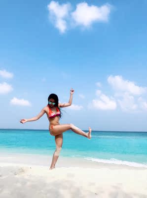 比基尼太漂亮了，特价时买的，好划算质量没得说，还有一套连体的也好看，在马尔代夫拍了很多美照，很范儿 好喜欢?