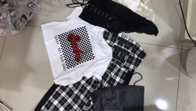 在他们家买了几件衣服全部布料都很好而且卖家也很好很会处理订单的问题比如说缺货了她会先寄出手头上的