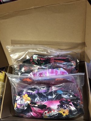 店家包裝很好，貨物沒有任何損壞或是破爛，非常的好！ 物流也是非常快，很快就發貨，很快就收到唷！  在店亂買了幾套，貨品跟圖片完全一樣，沒有色差，顏色好美美？沒有任何其他徧差！非常值得，非常滿意和喜歡！  今次是為了去日本韓國澳洲旅行的，到沙灘跟水上活動，拍照很美，才會來買吧，希望旅行的照片也會美美的，下一次旅行也會上來看看有沒有喜歡的款，我會再買。  拆開了發現的質量都很好的，試穿了也很合身，胸墊厚的，而且又可以拿出來的，不錯，穿上了非常顯胸，本人就平胸吧～也看到出有一點點的胸部，值得我下一次有空也會再來買吧！剛好遇到有優惠，非常平宜！我就打算給你們店好評，這個沒有五星吧！  但是唯獨這一個的質量就不太好，打開發現其中一邊的胸墊有壓紋，穿上不是非常貼胸，另一個沒有壓紋就貼胸沒有空杯的！