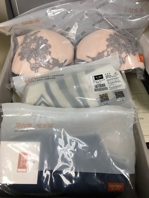 内衣颜值还可以,实物没有图片上那么仙,我买的是粉色的,本人肤色偏黄皮,这款要白皮的女生穿粉色才好看。内衣的码数稍微偏大,我上胸围89,下胸围75,平时这家我买80C,这款买80C太大了,换了75C就刚好合适。 内衣颜值还可以,实物没有图片上那么仙,我买的是粉色的,本人肤色偏黄皮,这款要白皮的女生穿粉色才好看。内衣的码数稍微偏大,我上胸围89,下胸围75,平时这家我买80C,这款买80C太大了,换了75C就刚好合适。