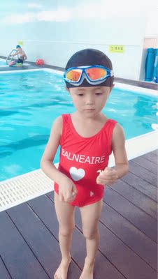 买了两个颜色都非常喜欢，给宝宝也买了同款红色，当亲子游衣穿，非常好看