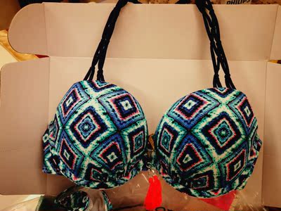 本来以为大了  发现后边是可调的  非常合适  显得胸超级大  好看好看  包装都很好  还赠送了毛巾和防水袋