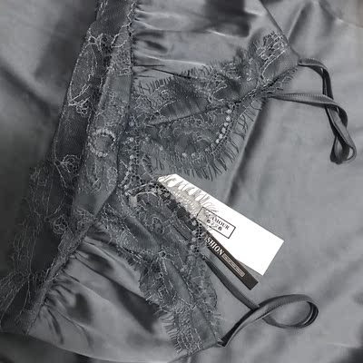 很美，很衬皮肤，活动买很划算。这是她们家的第二件衣服了。。。美