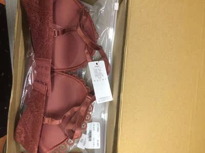 聚拢效果非常的理想，聚拢上托，穿上很舒适，很显胸型。以后可能会成为这家的粉丝了，感觉质量很好，穿起来贴身又舒服，款式也能选到自己喜欢的。肩带也很好，不用担心肩带掉，而且款式好看，亲戚朋友都让我帮忙买，都喜欢这些内衣，高品质啊....一定还会回购，认准你家了