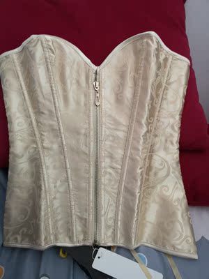 摸着手感蛮好的,后天拍婚纱照穿的。快递即使送到 摸着手感蛮好的,后天拍婚纱照穿的。快递即使送到