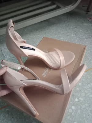 强烈打call,两个色都入了,鞋子是honey girl的,质量超级好!鞋子柔软不硌脚,而且前脚掌那里有加厚,穿起来没那么累脚,码数很正,我是肉脚,穿起来也没有很紧,每天踩着高跟去上课~ 强烈打call,两个色都入了,鞋子是honey girl的,质量超级好!鞋子柔软不硌脚,而且前脚掌那里有加厚,穿起来没那么累脚,码数很正,我是肉脚,穿起来也没有很紧,每天踩着高跟去上课~