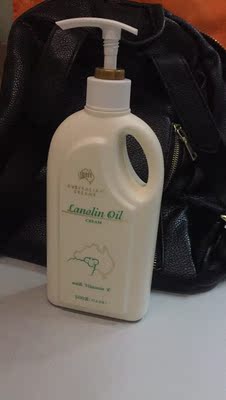 趁520搞活动屯了两瓶嘻嘻 真的好用 吸收的很快 味道香香的也很好闻 感觉还挺润的 拯救我这个干皮 一大瓶能用好长时间啦