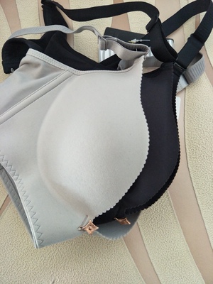 大小刚刚好，面料非常柔软，穿起来特别舒服，没有色差，看起来很漂亮，内衣穿戴起来起来效果特别明显，穿起来零束缚，本身胸比较小，聚拢效果很好，穿上去就有沟了，立体感很给力，也不会勒肉，穿着很舒服，胸型也很正，大爱。这个价位能买到这么好的内衣，真心的不错哟，非常的划算。不得不说这次买对了。很开心的一次购物，洗了也不会褪色，异味，是我想要的款式。不像以前的内衣穿着勒肩膀很难受，这款内衣穿着一点束缚感没有。感觉自己没有穿内衣一样，一点束缚感都没有，毫无累赘之感，让我彻底体验了没有bra般的轻松自由，高品质体验。不过还是很好啦，很值，以后还会购买