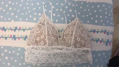 穿着很舒服，完全没有束缚感，蕾丝质量也很好，不扎肉。肩带可以调节，抬手衣服也不会往上跑。我配了一套胸垫，基本上什么衣服都可以搭了，很漂亮。运输途中有点小问题，客服也很好的解决了，服务很好。