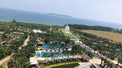 在三亚之行前赶上了这款泳衣上新，立马下单蓝后在出发前，得到！材质款式绝无撞衫的可能哈哈哈哈。上下装能分开拍这点对孕妇来说非常友好。等傍晚去下面泳池再上图（现在下去怕晒伤了）