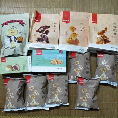 买了几种,觉得就排骨和鸭盹好吃。真的好好吃,有点甜甜的,肉比较软,基本上每一袋里面都有脆骨,很好吃的。物流比较慢 买了几种,觉得就排骨和鸭盹好吃。真的好好吃,有点甜甜的,肉比较软,基本上每一袋里面都有脆骨,很好吃的。物流比较慢