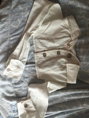 物流很快哦 料子比较薄很适合夏天 上身有点漏 内搭小背心应该很好看 喜欢