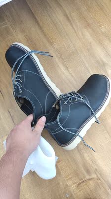 深棕色的刚到就穿上了，黑色的还没穿