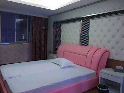 收到货了，保密做的很好，看起来很满意，洗了一下，然后和男票约会，男票洗澡的时候，我穿上躲在被窝里，男票回来之后，掀开被窝一看，眼睛冒绿光，感觉比平时更卖力，男票说没想到我会穿成这样，太性感了，特别喜欢，看来姐妹说生活需要调剂没错，在老板的推荐下，又买了两套性感的，期待和男朋友约会时候男朋友，冒绿光的眼神，可惜不敢传真人秀图片，发几张实物图吧。