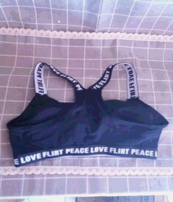 宝贝很好，女儿很喜欢，穿上很合适，值得购买很舒服，也不担心肩带露不错，孩子很喜欢，很舒服是全棉的材质 只是我以前在别家买的里面的海绵是连在一起的 洗的时候不容易跑成一团 他家海绵是分下来的 比较薄 不知道洗过什么样 等洗过追评大小合适穿着舒服很满意第二次买了，物美价廉，服务态度好，值得信赖纯棉很好，穿着很舒服，不掉色孩子非常喜欢，满意不错，运动型，女儿穿了很舒服女儿喜欢，穿着舒服。质量很好穿着舒适今天又下单了一件哈穿着很舒服，布料很好，很喜欢！给孩子买的第三件了。质量蛮好的。穿着舒适。不错??货收到了，质量很好，是纯棉的，女儿穿的很舒服！！