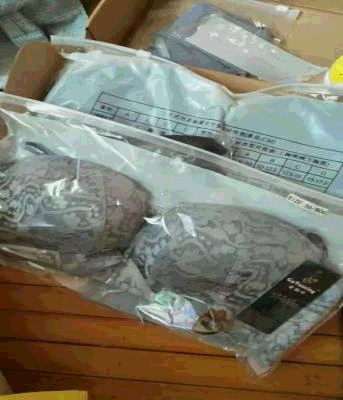 内衣质量很好，款式好看，穿着舒服型好，价格实惠满意，还会再来。内衣穿着合适，尺码标准，穿着也很舒服，质量做工都不错。很喜欢这个颜色，实物颜色很正的，没有色差，很满意！！内衣收到了，实物很美，穿上身聚拢效果很好。质量特别好，物美价廉，颜色也很好看(??&omega;??)??内衣穿了几天才来评价，穿着很舒服，没有束缚感，尺码也很合适，很满意哈穿上很舒服，不会有嘞的感觉，卖家服务很贴心，物流很快。很满意这次购物，会回购的！内衣非常不错，款式我喜欢，颜色很漂亮，没有色差，大小合适，穿着舒服，，不走位，，，价格亲民，值得购买，，，，质量超赞，肤色，没有色差，而且价格比较便宜，聚拢效果很好！快递很快，质量一如既往的好，推荐给同事，都说太值了，都一人买一件了