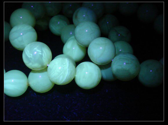 荧光下压制的二代蜜蜡不同颗粒发光效果明显差异