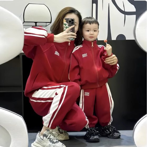 Street-fried parent-child clothing autumn clothing 2023 family of three family decoration sports meeting set kindergarten mother and child mother and daughter clothing
Street-fried parent-child clothing autumn clothing 2023 family of three family decoration sports meeting set kindergarten mother and child mother and daughter clothing