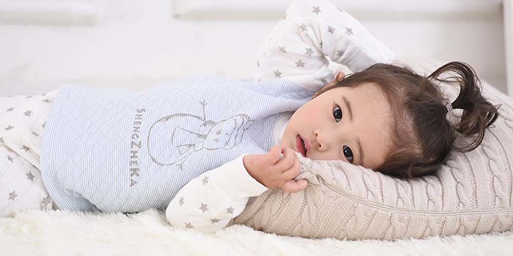 去购买   —  —  套头内衣,肩部要开扣 当宝宝六个月后,就可以独坐了