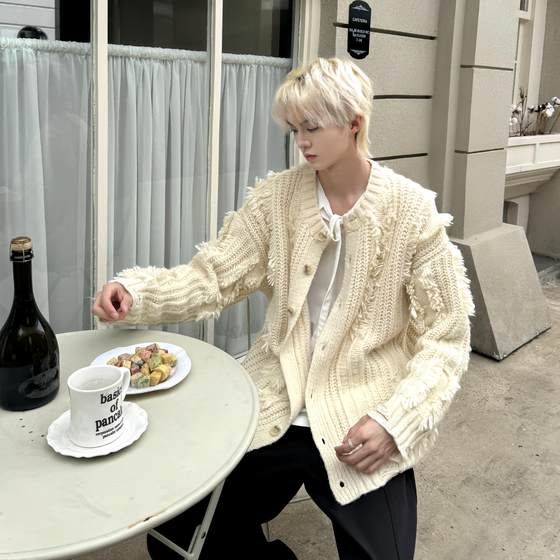 Desaturate retro niche design ripped cardigan sweater men's autumn and winter new tassel knitted jacket
Desaturate retro niche design ripped cardigan sweater men's autumn and winter new tassel knitted jacket