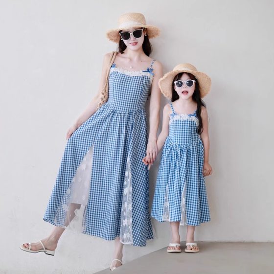Fresh and forest blue plaid skirt spliced lace suspender skirt vacation style mother and daughter dress slim and child
Fresh and forest blue plaid skirt spliced lace suspender skirt vacation style mother and daughter dress slim and child