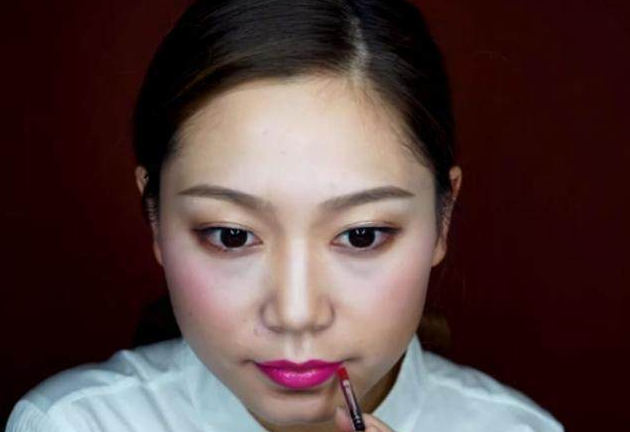 大妈化妆成baby上街竟被搭讪合照